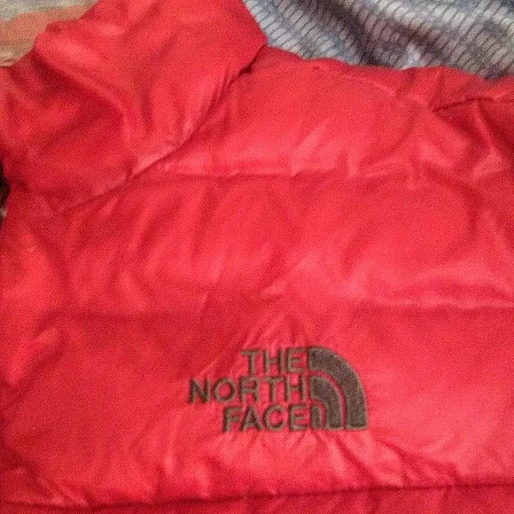 The North Face Red Puffer Jacket with Quilted Design - Picture 3 of 6